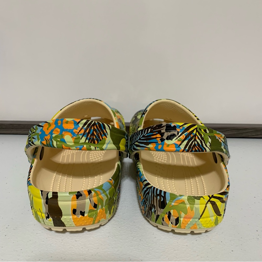 CROCS Classic Far Out Clogs-Size J6 NWT - Picture 2 of 12